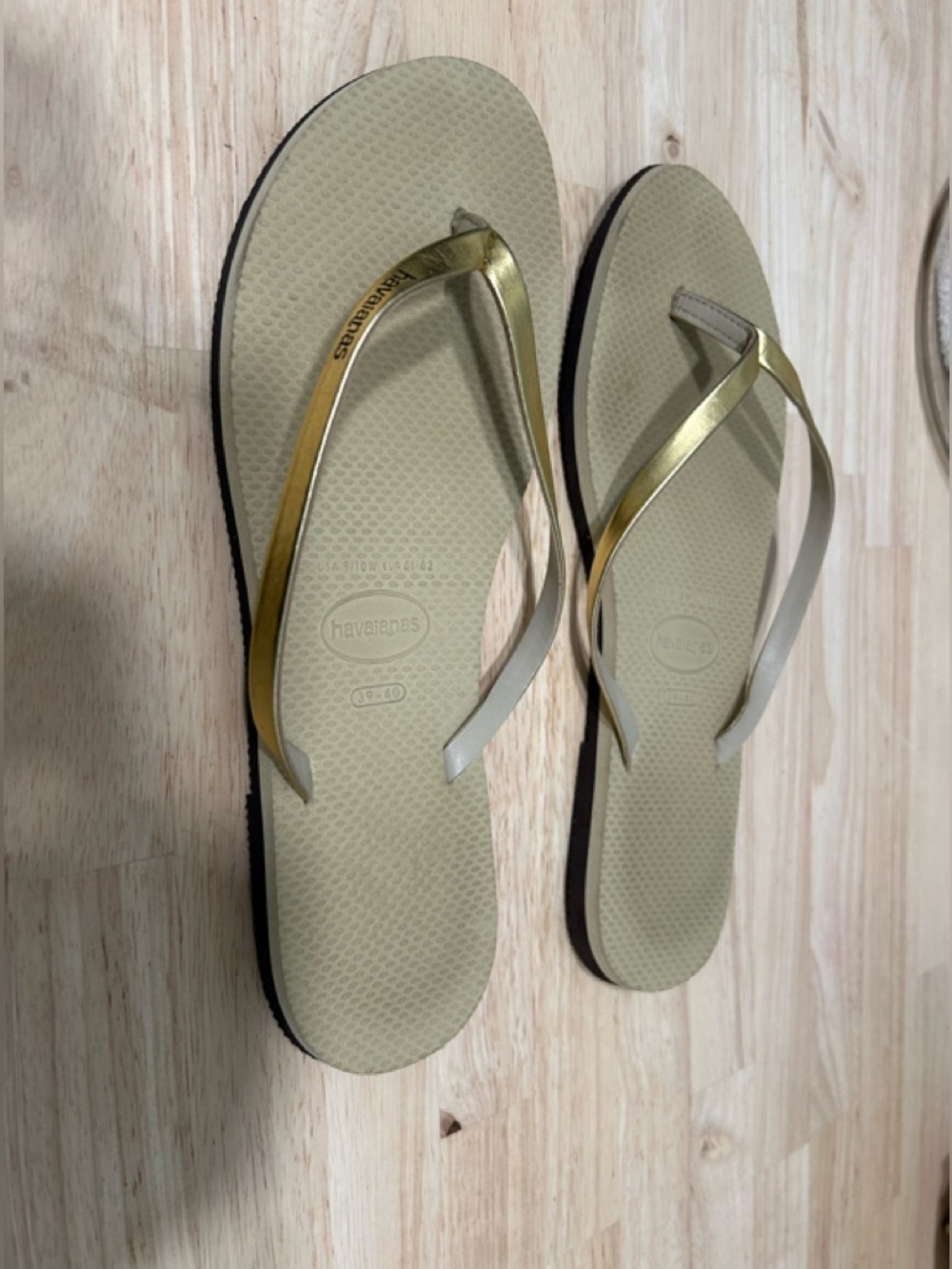 Havaianas Women's Gold Metallic Flip Flops - Neutral Footbed size 10 -new